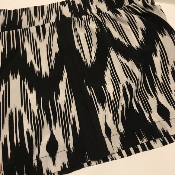 Socialite Shorts Abstract Black & White - Picture 2 of 4